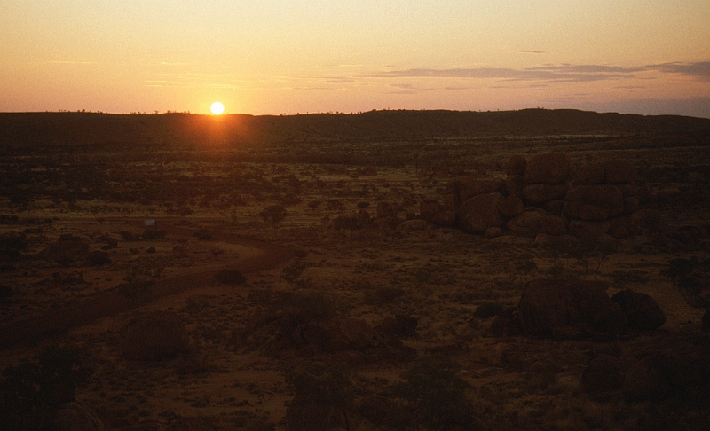 683_Zonsondergang bij Devils Marbles.jpg
